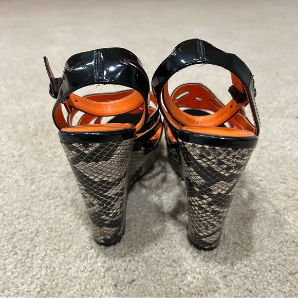 CALVIN KLEIN Patent Leather Wedge Sandals Size 8M - Picture 4 of 10